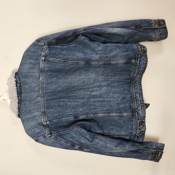 Stylish Levi's Denim Trucker Jacket with Sherpa Lining - Picture 9 of 11